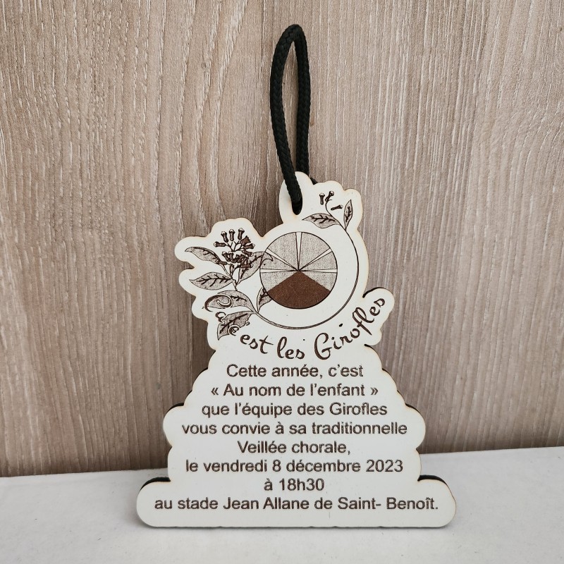 Carte d'invitation en bois gravée sur mesure