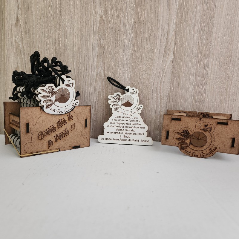 Faire-part et étiquettes en bois gravées personnalisées